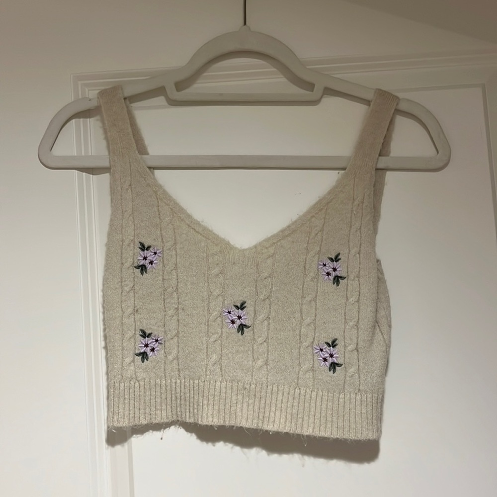 Knit flower detailed top